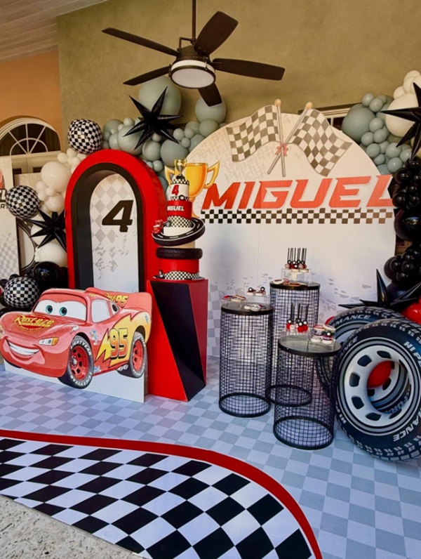 car themed birthday party backdrop balloons