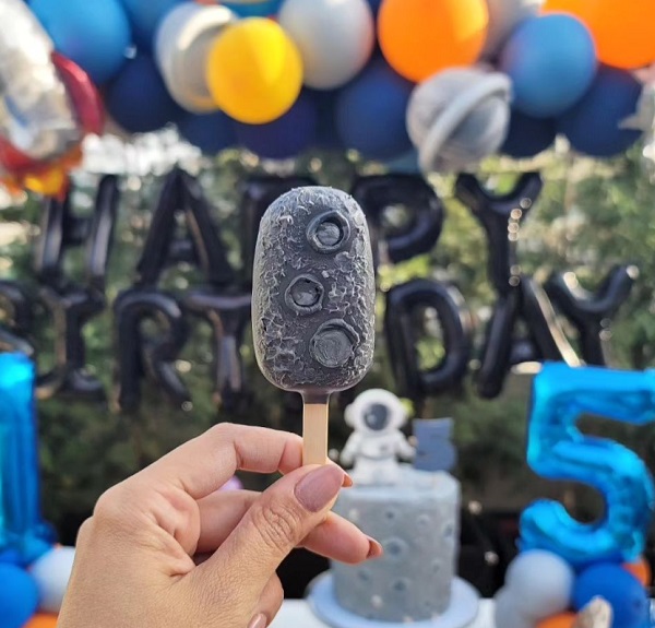 Asteroid theme cakepops