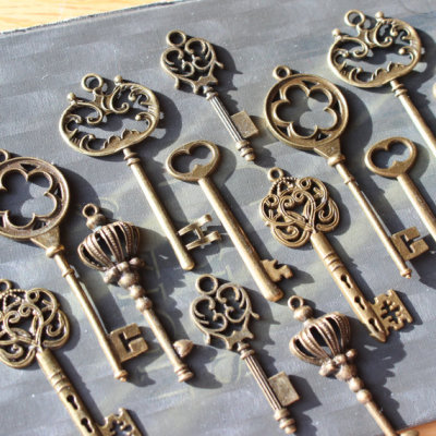 18 Vintage style Skeleton Key Collection antiqued bronze Alice in Wonderland