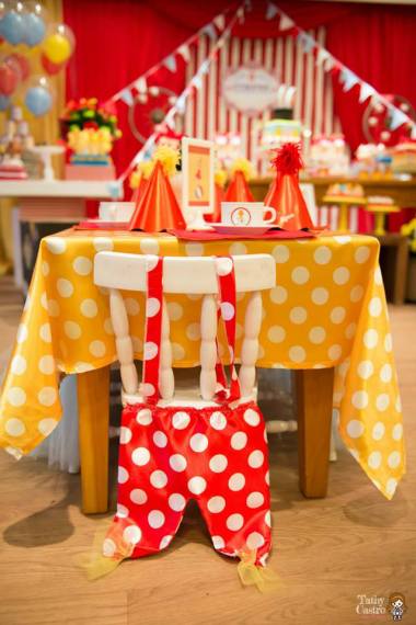 carnival-classic-red-white-circus-themed-birthday-party-ideas-crown-costume-chair