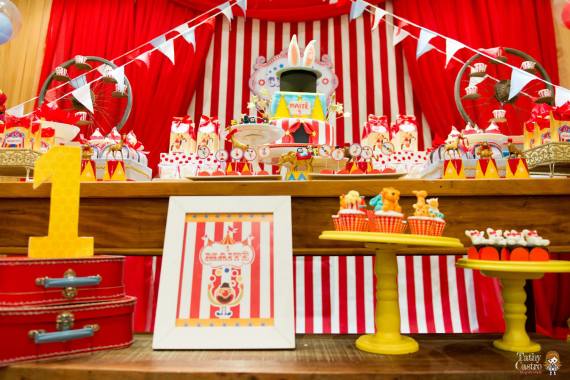 classic-red-white-circus-themed-birthday-party-decoration-ideas