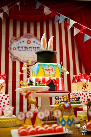 classic-red-white-circus-themed-birthday-party-idea