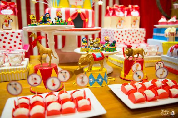 classic-red-white-circus-themed-birthday-party-ideas