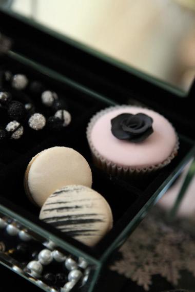 coco-chanel-inspired-birthday-party-vanilla-cupcakes-beauty