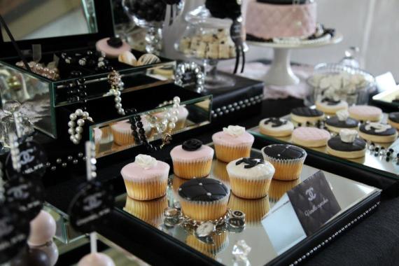 coco-chanel-inspired-birthday-party-vanilla-cupcakes-glam-sparkle