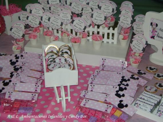 polka-dot-minnie-mouse-party-treats-candies