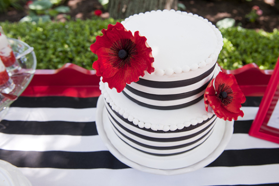 poppy-party-with-black-white-stripes-cakes