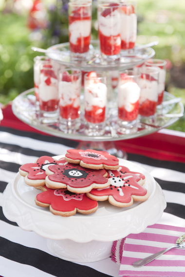 poppy-party-with-black-white-stripes-dessert-table-sign-sweets-cookies