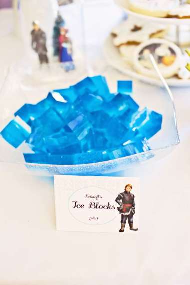 sisters-frozen-party-ice-blocks