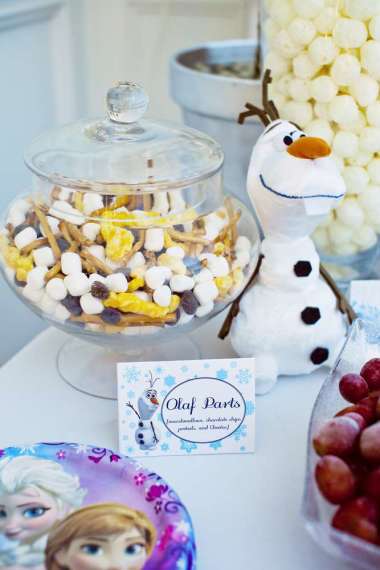 sisters-frozen-party-olaf-parts-make-a-snowman-marshmallow