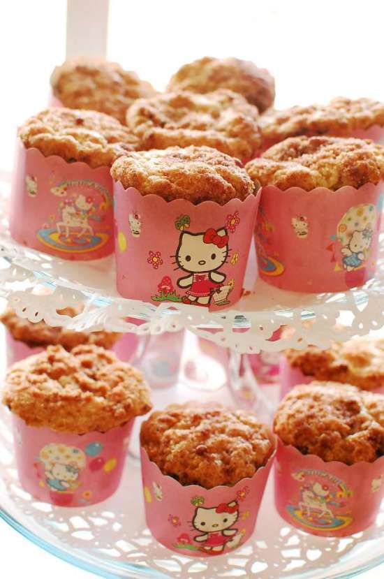 Hello Kitty Birthday Party cupcakes