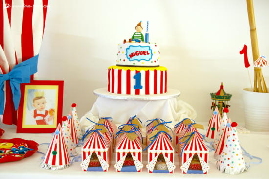 circus party snack boxes and cake