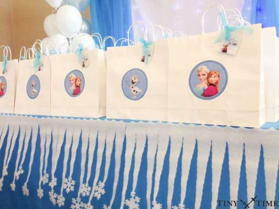 disney-frozen-birthday-party-favor-bags