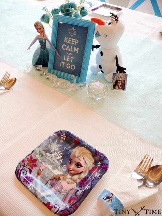 disney-frozen-birthday-party-guest-table