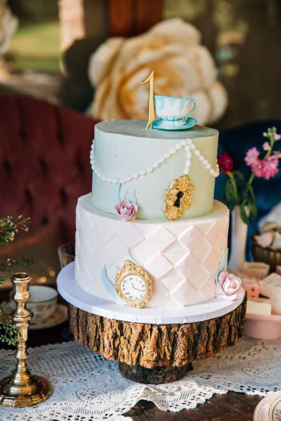 ariana-in-alice-in-wonderland-first-birthday-party-cake