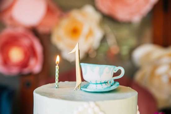 ariana-in-alice-in-wonderland-first-birthday-party-cake tea cups