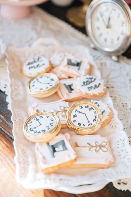 ariana-in-alice-in-wonderland-first-birthday-party clock cookies