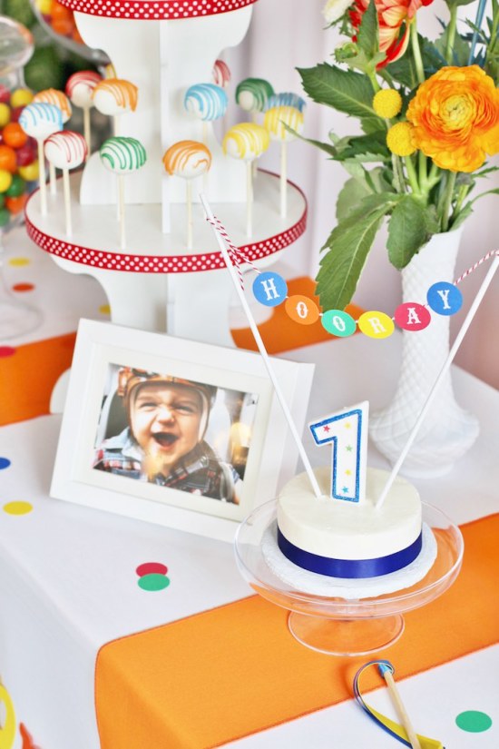 primary-color-birthday-party cake and bunting