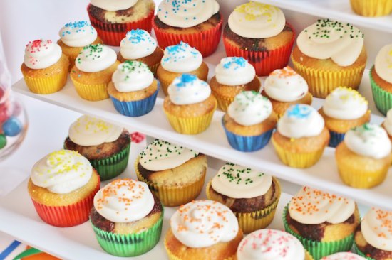 primary-color-birthday-party cupcakes