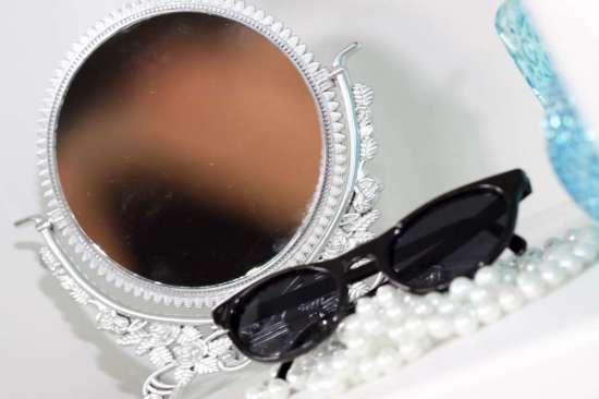 audrey hepburn sun glasses mirror pearls