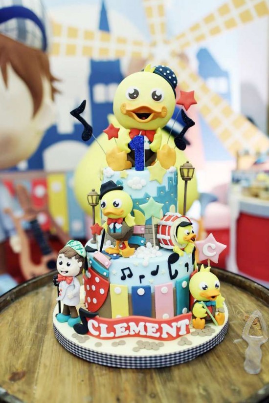 Singing-And-Dancing-With-Ducks-Birthday-Cake