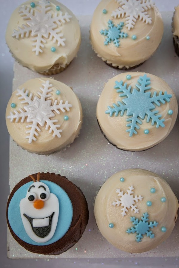 Glamorous-Frozen-Birthday-Party-Cupcakes