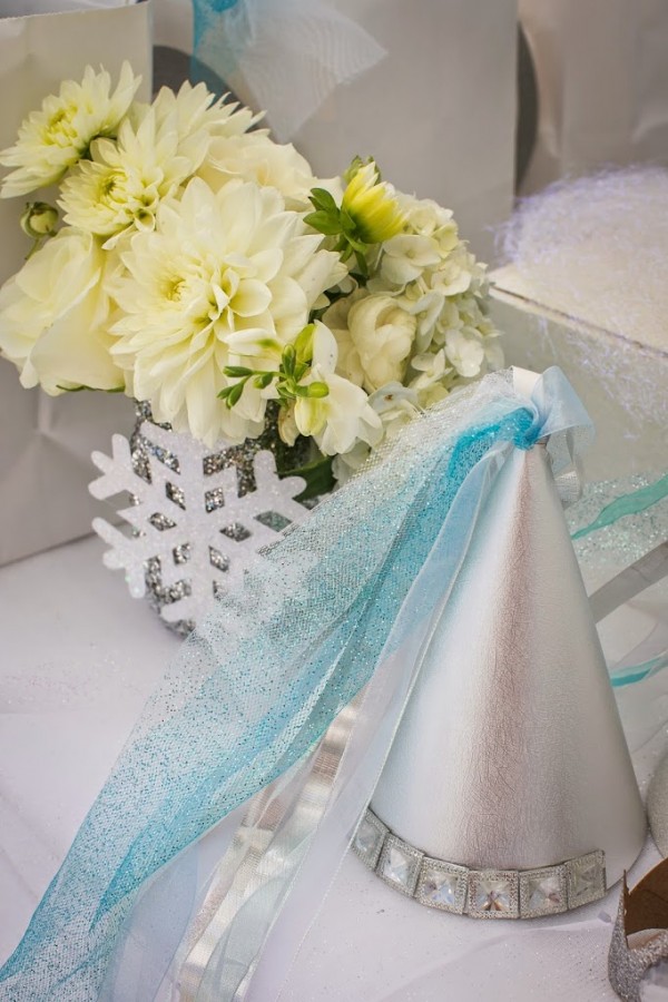 Glamorous-Frozen-Birthday-Party-Flower-Decor