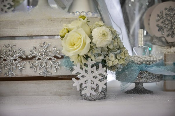 Glamorous-Frozen-Birthday-Party-Flowers