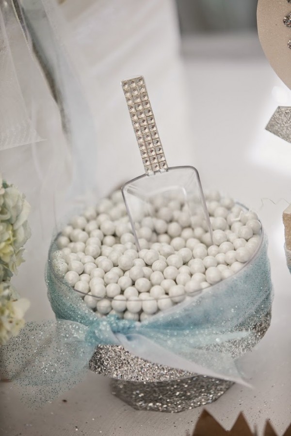 Glamorous-Frozen-Birthday-Party-White-Candies