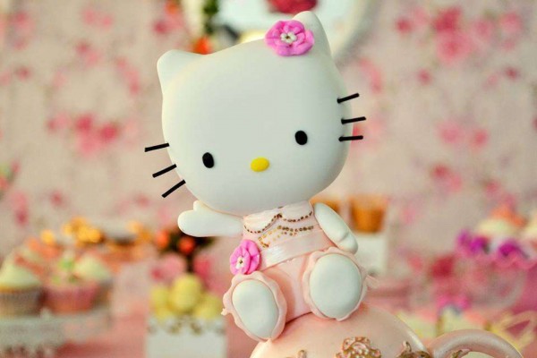 Vintage-Chic-Hello-Kitty-Party-Cake-Topper