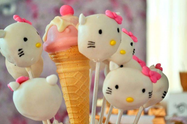 Vintage-Chic-Hello-Kitty-Party-Cakepops