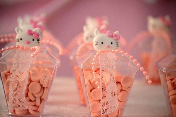 Vintage-Chic-Hello-Kitty-Party-Candies