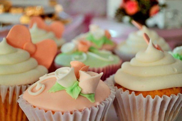 Vintage-Chic-Hello-Kitty-Party-Cupcakes