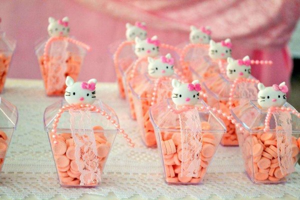 Vintage-Chic-Hello-Kitty-Party-Guest-Treats