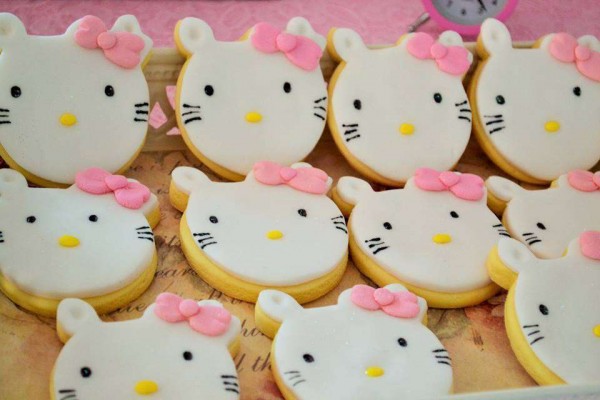 Vintage-Chic-Hello-Kitty-Party-Sugar-Cookies