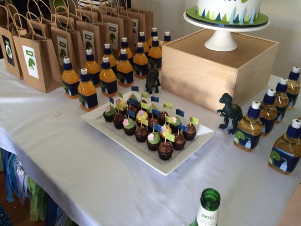 Dinosaur-birthday-party-ideas-food-cupcakes