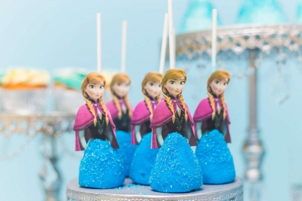 Frozen-Wonderland-Birthday-Party-Ana-Cakepops