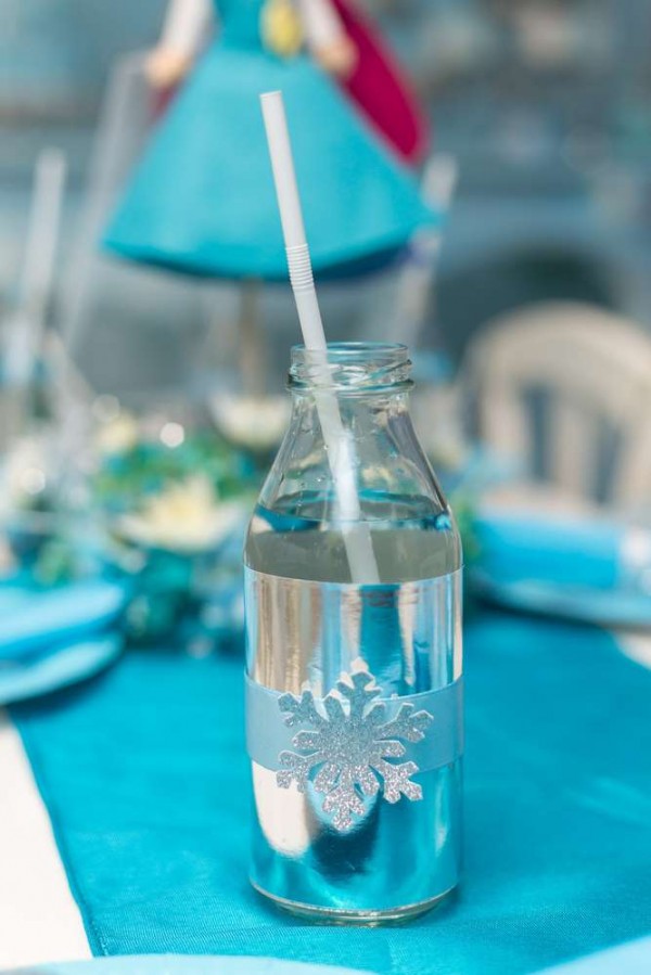 Frozen-Wonderland-Birthday-Party-Snowflake-Bottles
