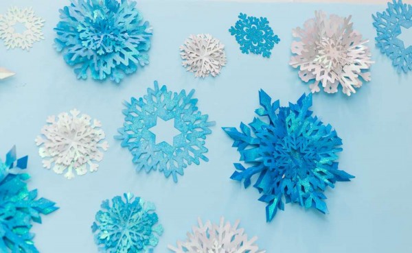 Frozen-Wonderland-Birthday-Party-Snowflake-Wall-Decor