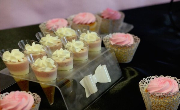 Elegant-Paris-Birthday-Party-Cupcakes