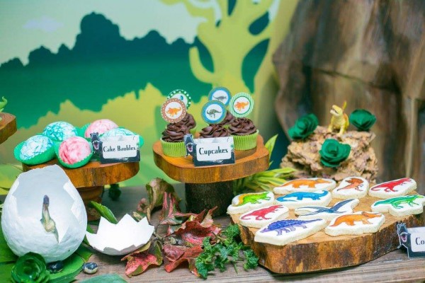 Dinosaur-Wonderland-Party-Cupcakes-Cookies