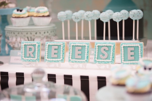 Modern-Breakfast-At-Tiffany’s-Inspired-Birthday-Party-Cakepops