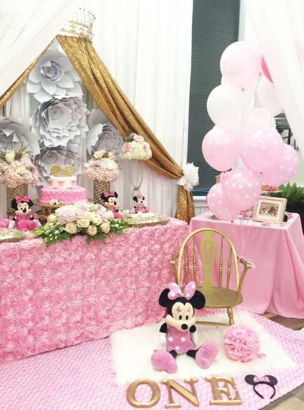 Charming-Minnie-Mouse-Birthday-Party-Gold-And-Pink-Decor