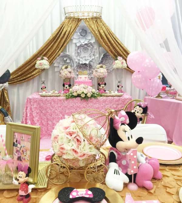 Charming-Minnie-Mouse-Birthday-Party-Treat-Table