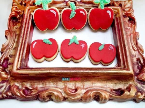 Sweet-Snow-White-Birthday-Party-Apple-Cookies