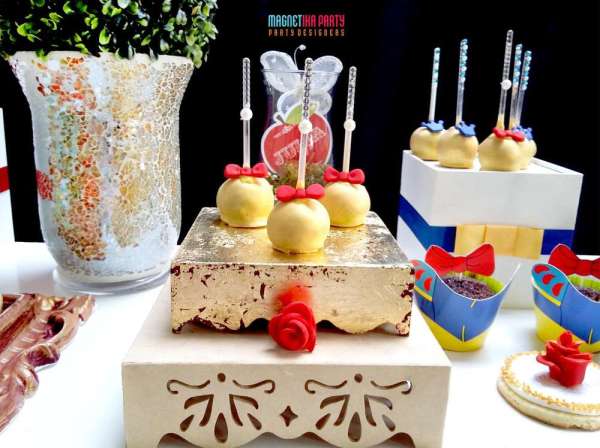 Sweet-Snow-White-Birthday-Party-Cakepops