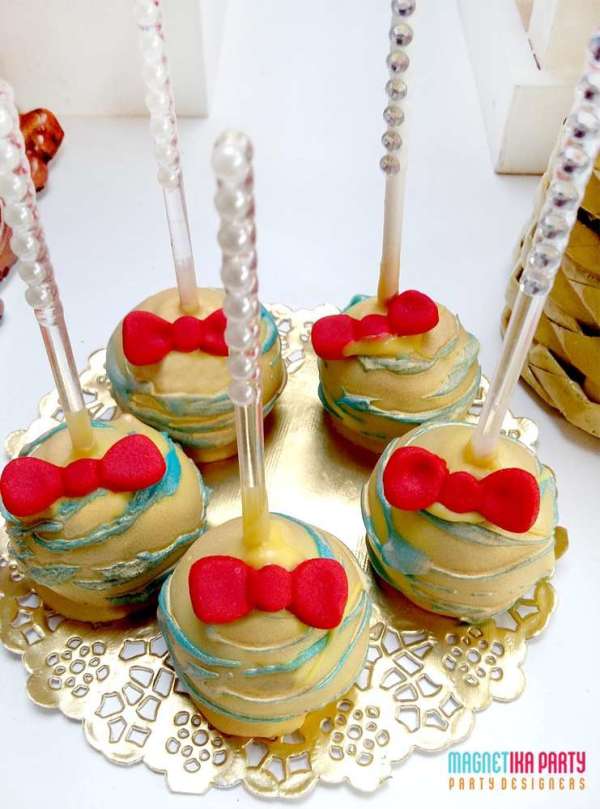 Sweet-Snow-White-Birthday-Party-Cakepops-Red