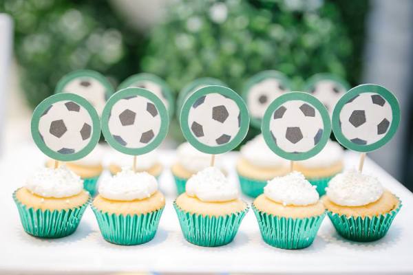 Modern-Soccer-Club-Party-Cupcakes
