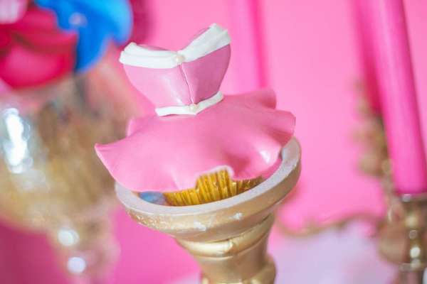 Classic-Sleeping-Beauty-Birthday-Party-Cupcakes