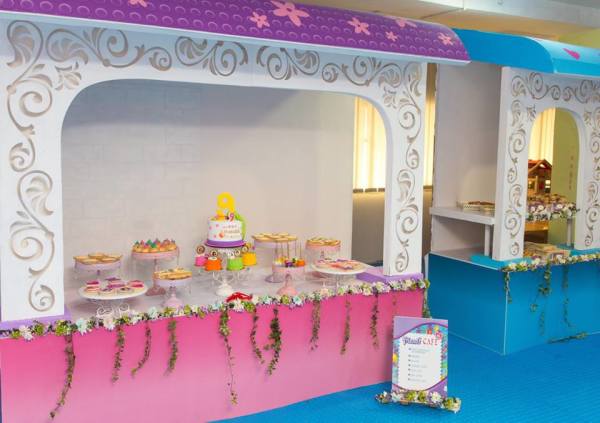 Modern-Lego-Friends-Birthday-Buffet-Tables